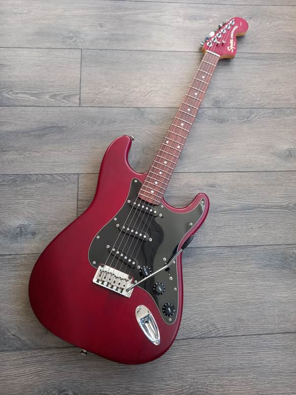 Squier Standard Stratocaster 2005 FSR Satin Red Matching Headstock