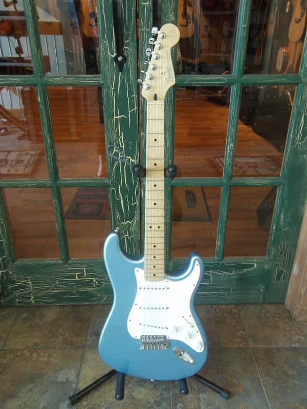 Fender Mexican Stratocaster Solid Body Electric Guitar in | Reverb