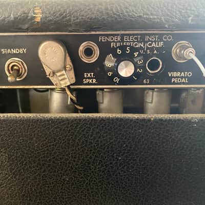 Fender Vibrolux Reverb 2-Channel 35-Watt 2x10" Guitar Combo 1964 - 1967 - Black Panel, Middle EQ engaged image 6