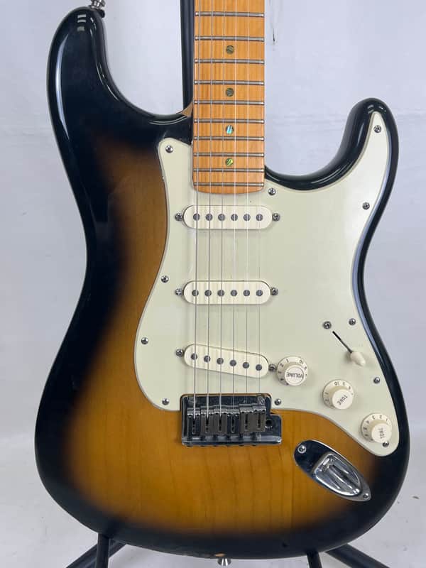Fender American Deluxe Stratocaster V-Neck with Maple Fretboard 2004 - 2010 - 2-Color Sunburst