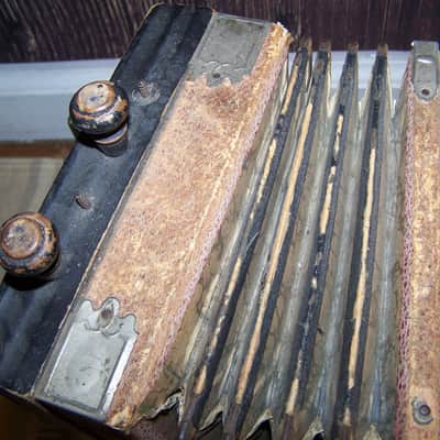 Unbranded Vintage German Concertina/Squeeze Box, 1960? image 9