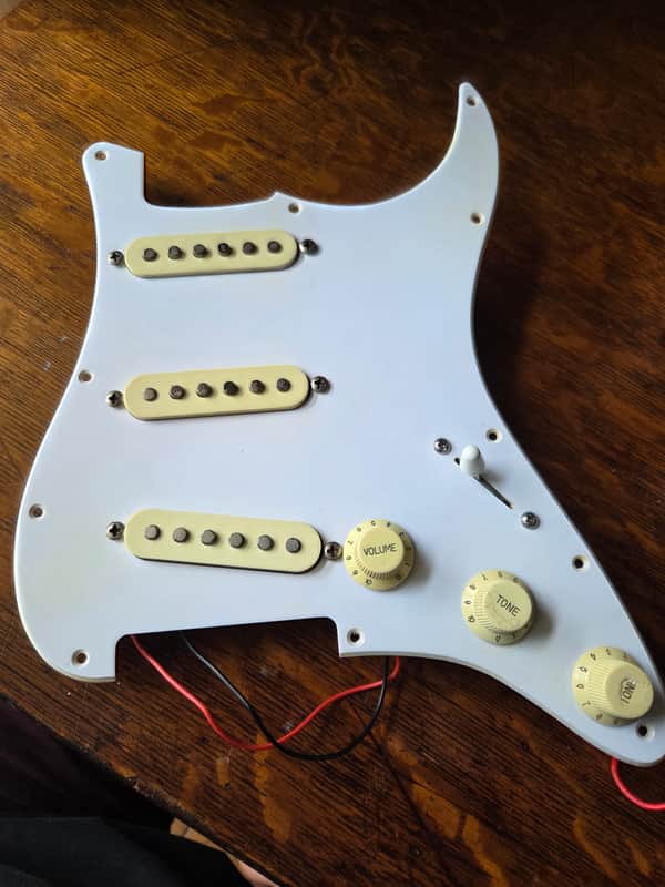 Squire Stratocaster 1989 - White Loaded Pickguard image 1