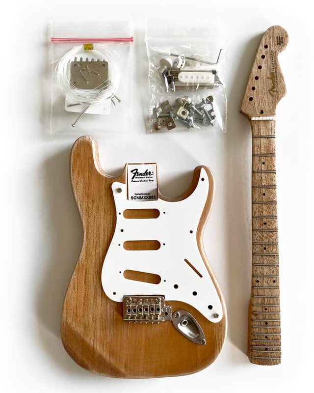 Fender Stratocaster Model Kit - Build Your Own Mini Strat! Kit by Axe Heaven Bild 1