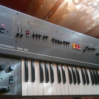 elektronika EM-25 soviet string-organ analog syntesizer image 1