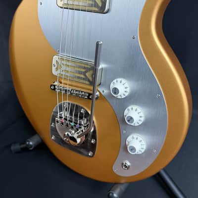 Eastman Fullertone Offset '62 Electric Guitar Metallic Gold Finish w/ Gig Bag image 8