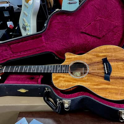 Taylor Spring Limited Edition Grand Concert Acoustic-Electric Guitar 2010 - Natural image 2