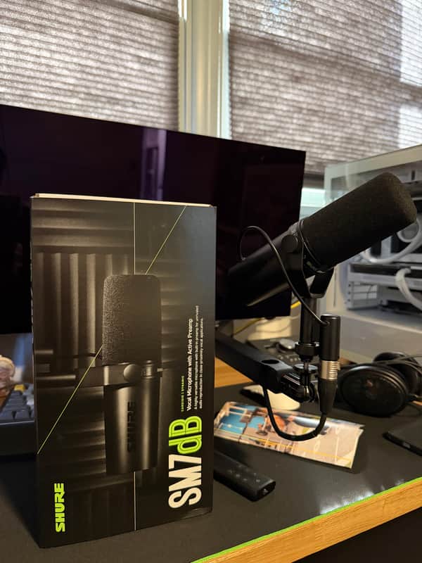Shure SM7dB Cardioid Dynamic Microphone with Built-In Preamp 2023 - Present - Black image 1