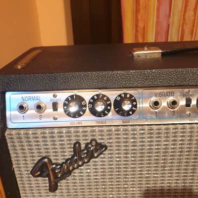 Fender Vibrolux Reverb 2-Channel 35-Watt 2x10" Guitar Combo 1980 - Silverface with volume boost image 2