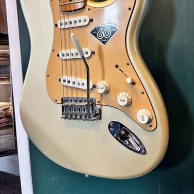 Fender 60th Anniversary Limited Standard Stratocaster with Maple Fretboard 2006 - Blizzard Pearl image 3