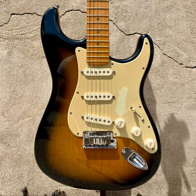 Fender American Deluxe Stratocaster V-Neck with Maple Fretboard 2004 - 2010 - 2-Color Sunburst image 3