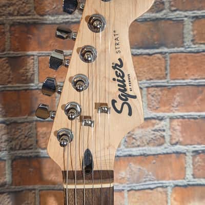Squier 2019 Affinity Series Stratocaster Indian Laurel Fretboard 2-Color Sunburst image 2