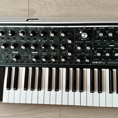 Moog Sub 37 Tribute Edition - Black/Wood