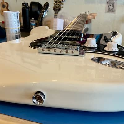 Squier Stratocaster w/ RoadRunner Hard Case & Xtras - Olympic White image 10