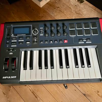 Novation Impulse 25 MIDI Keyboard Controller 2011 - Present - Gray