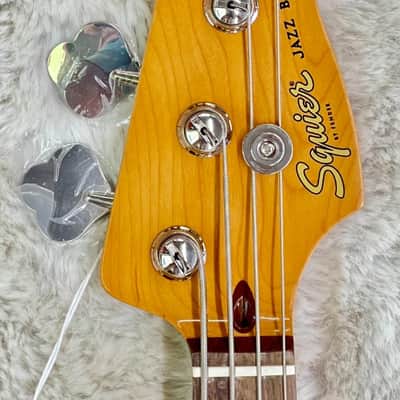 Fender Squier Classic Vibe '60s 4-String Fretless Jazz Bass, 3-Tone Sunburst image 5