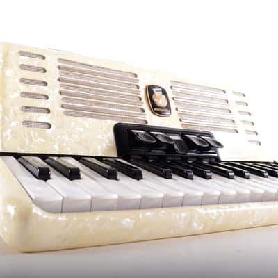Immagine Rare German Made TOP Quality Accordion Weltmeister Unisella - 80 bass, 8 switches + Original Hard Case & Shoulder Straps - Excellent - Video - 6