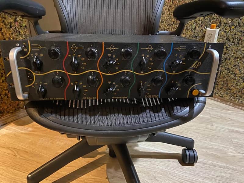 EAR 825 TWO-CHANNEL 5-BAND EQUALIZER image 1