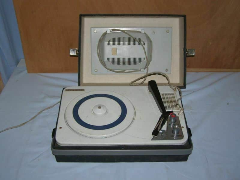 Electrophone "Premio" avec sa poignée de transport 110/220V, 33, 45 et 78 T image 1