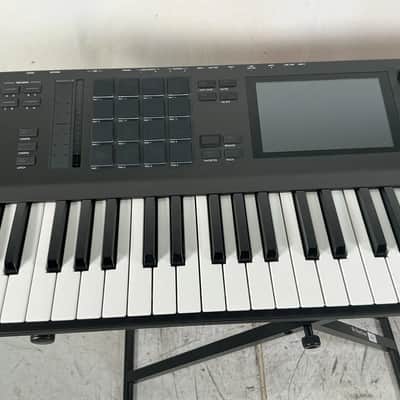 Akai MPC Key 61 Standalone Workstation Synthesizer 2020s - Black image 2