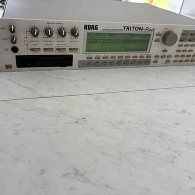 Korg Triton Rack Rackmount 60-Voice Polyphonic Workstation 2000 - 2005 - Silver