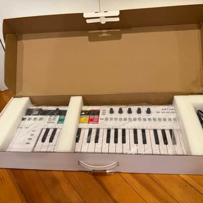 Arturia KeyStep Pro 37-Key MIDI Controller 2020 - Present - White image 3