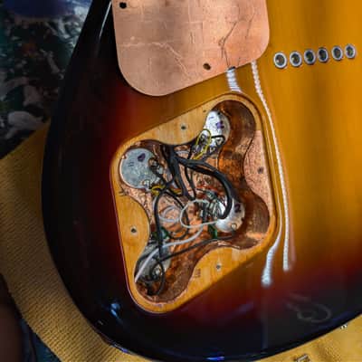 Squier Paranormal Toronado 2022, 3-Color Sunburst image 8