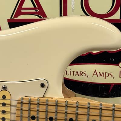 Fender American Standard Stratocaster Guitar with Case 2005 - Olympic White / Maple neck image 3