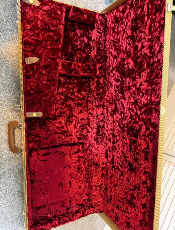 Fender 2025 av2 case- Tweed image 1