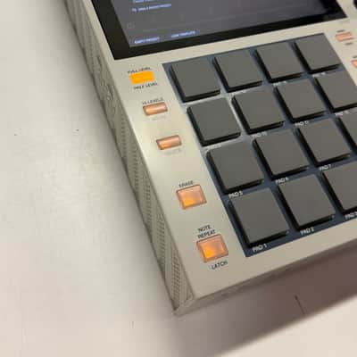 Akai MPC One Standalone MIDI Sequencer Retro Edition 2021 - Present - Grey image 5