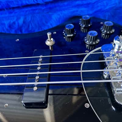 Guild B-302F Fretless Bass Guitar 1980 - Black image 6