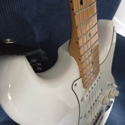 Fender Player Stratocaster with Maple Fretboard 2018 - 2024 - Polar White image 9