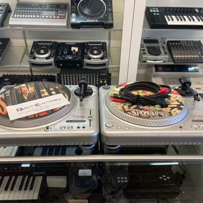 Pair of Vestax PDX-2000 Turntables (Includes RCA Cables Pair of Vestax PDX-2000 Turntables (Includes RCA Cables