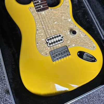 Fender Tom DeLonge Signature Stratocaster 2002 - 2003 - Graffiti Yellow image 1