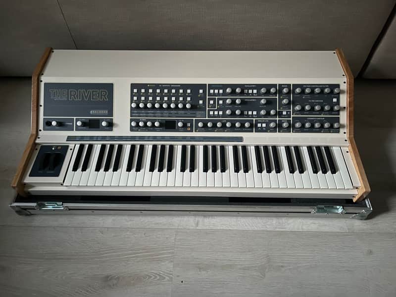 Baloran The River - White, in excellent condition, with flightcase and original manual image 1