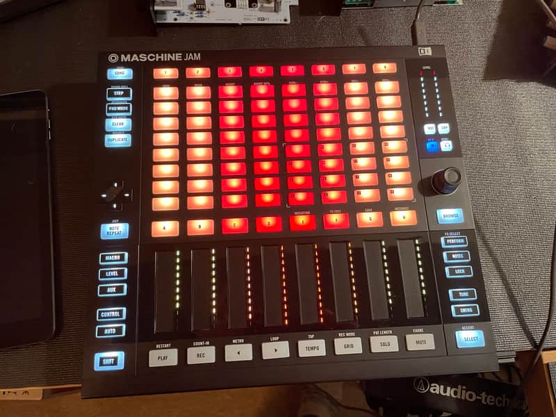 Native Instruments MASCHINE JAM Production & Sequencing Controller