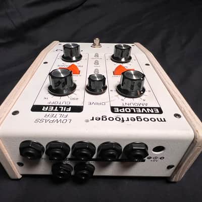 Moog MF-101 Moogerfooger Low Pass Filter  - rare 2011/2012 WHITE EDITION * very good condition * + original adapters Effect pedal / FX pedal image 2