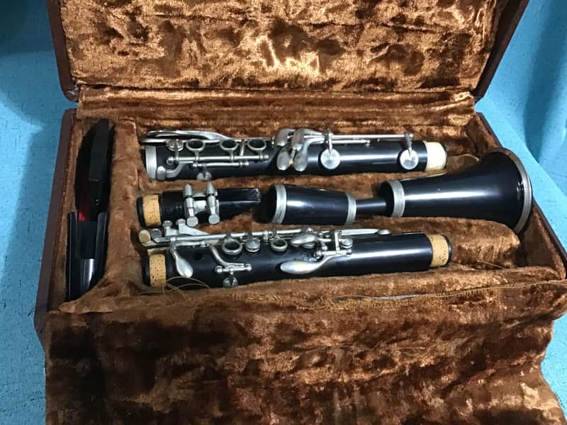 Henkin Clarinet with Mouthpiece, Stand, and Case image 1