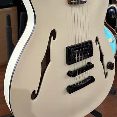 Fender  Tom DeLonge Signature Starcaster - Satin Olympic White 6lbs. 4.7oz #ID24001835 image 4