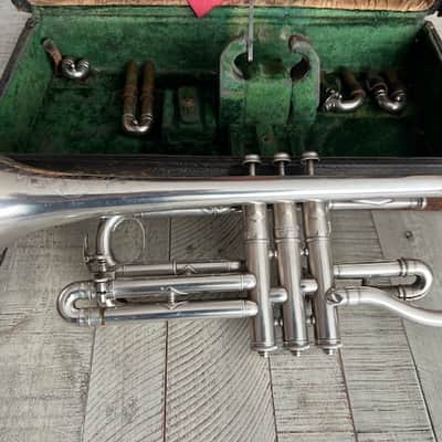 1909 Frank Holton “New Proportion” Cornet – Chicago Era – Couturier Model – Silver – Original Case & Mouthpieces image 3