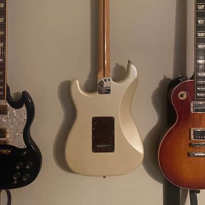 American fender deluxe Stratocaster with Rosewood Fretboard 2010 Olympic Pearl image 2