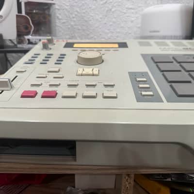 Akai MPC2000 MIDI Production Center 1997 - 2001 - Grey w/ (Ultimate MPC2000 SD Boot Disk + ZuluSCSI Card Reader)