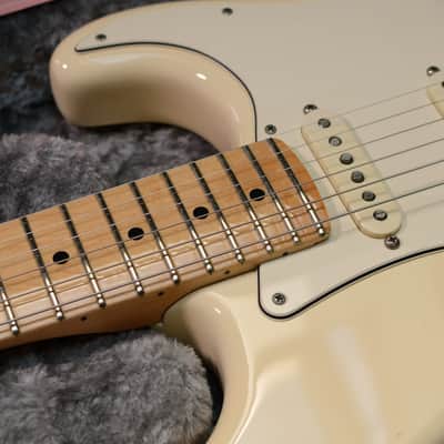 Fender American Professional Stratocaster with Maple Fretboard 2017 - 2019 - Olympic White image 5