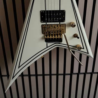 Jackson Pro Series RR3 Rhoads 2016 - Present - Ivory with Black Pinstripes image 2