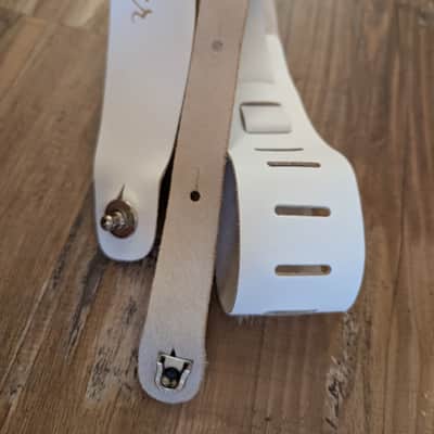 Fender Guitar Strap 2.5" White Leather Locks Gold FENDER Logo Great Condition image 4