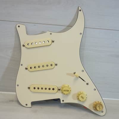 Uknown S-Type Loaded Pickguard w/ Single Coil Pickups – Fully Wired Strat Assembly - White image 1
