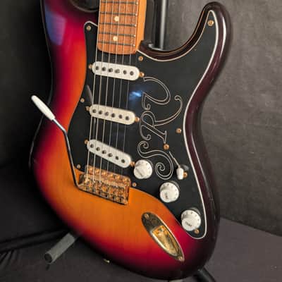 Fender Stevie Ray Vaughan Stratocaster with Pau Ferro Fretboard 2001- 3-Color Sunburst image 5