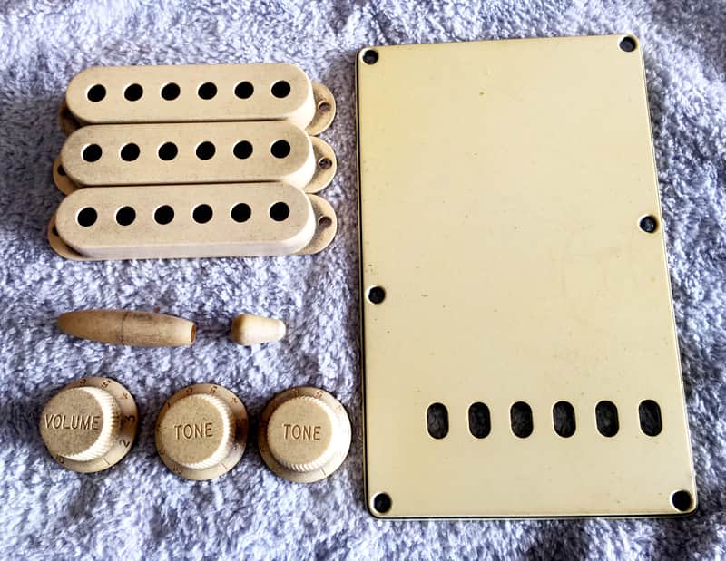 Real Life Relics Vintage Cream Accessory Kit For Fender® Stratocaster® Back Plate, Knobs, Pickup Covers, Switch Tip   [DR1] image 1