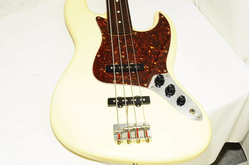ベース Fender Jazz Bass Offset Contour Body Can anyone tell me what “offset contour body” means on a fender