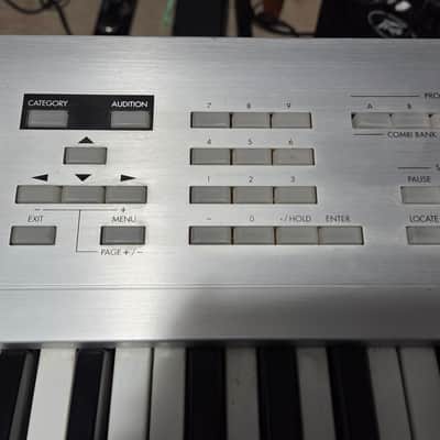 Korg Triton LE 61-Key 62-Voice Polyphonic Workstation 2000 - 2002 - Silver image 3