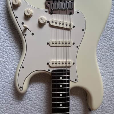 Fender Jeff Beck Artist Series Stratocaster with Hot Noiseless Pickups 2001 - Present - Olympic White image 17